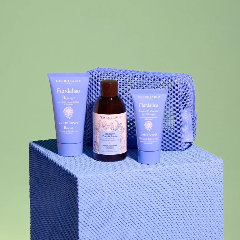 Съдържание на Комплект за път Метличина за коса и тяло Beauty Express L’Erbolario - несесер и 3 мини продукта