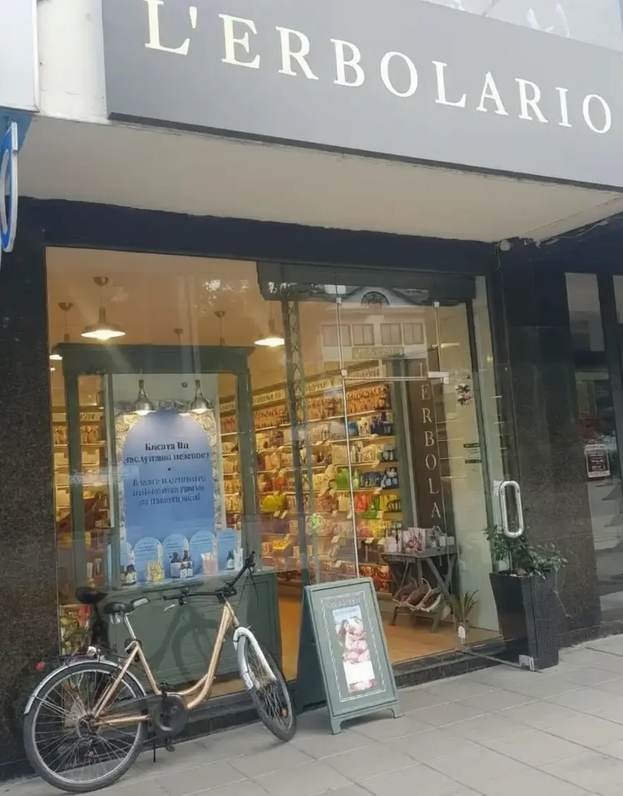 Снимка на витрината на магазин L’Erbolario Пловдив отвън